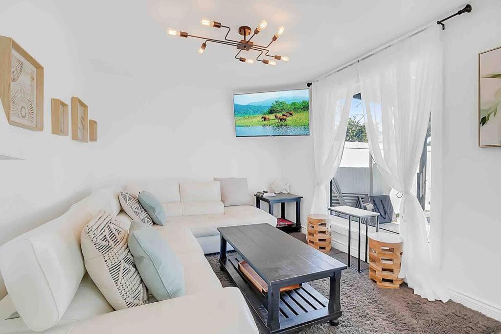 2 Bedroom Getaway On The River/Close To Marina Belle River Exterior photo
