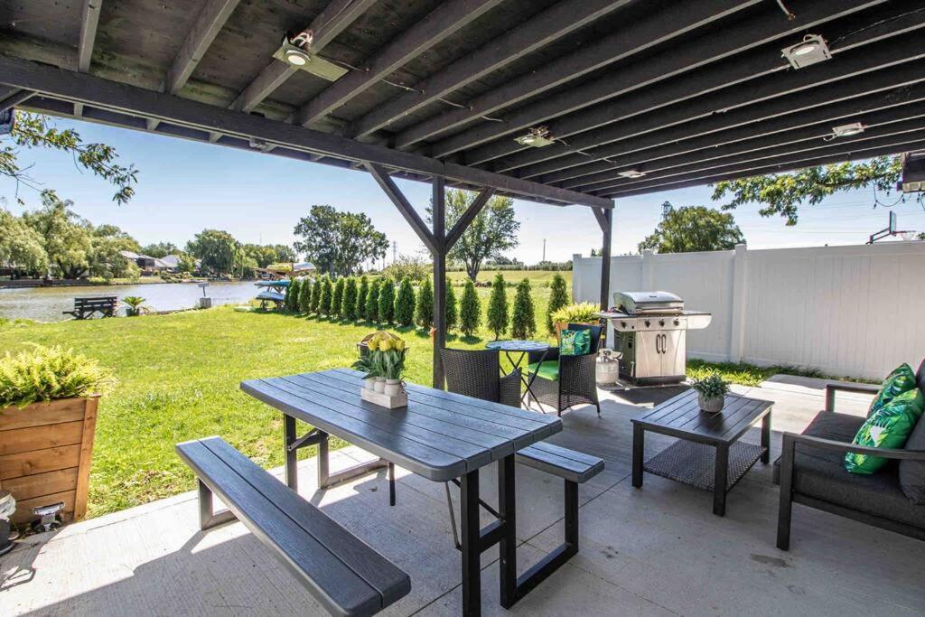 2 Bedroom Getaway On The River/Close To Marina Belle River Exterior photo