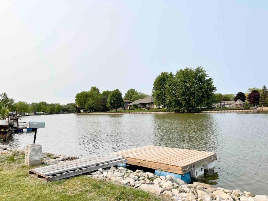 2 Bedroom Getaway On The River/Close To Marina Belle River Exterior photo