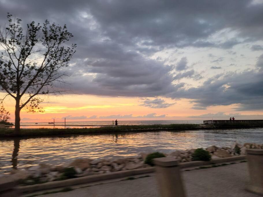 2 Bedroom Getaway On The River/Close To Marina Belle River Exterior photo