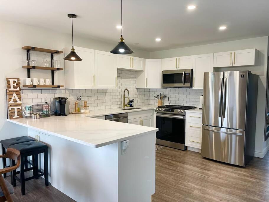 2 Bedroom Getaway On The River/Close To Marina Belle River Exterior photo