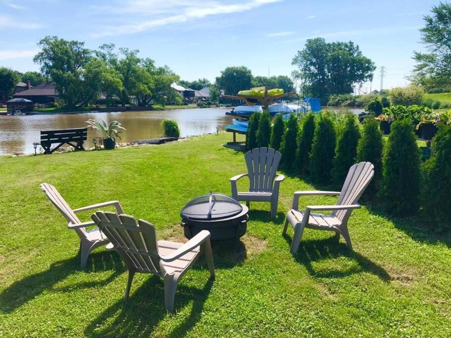 2 Bedroom Getaway On The River/Close To Marina Belle River Exterior photo