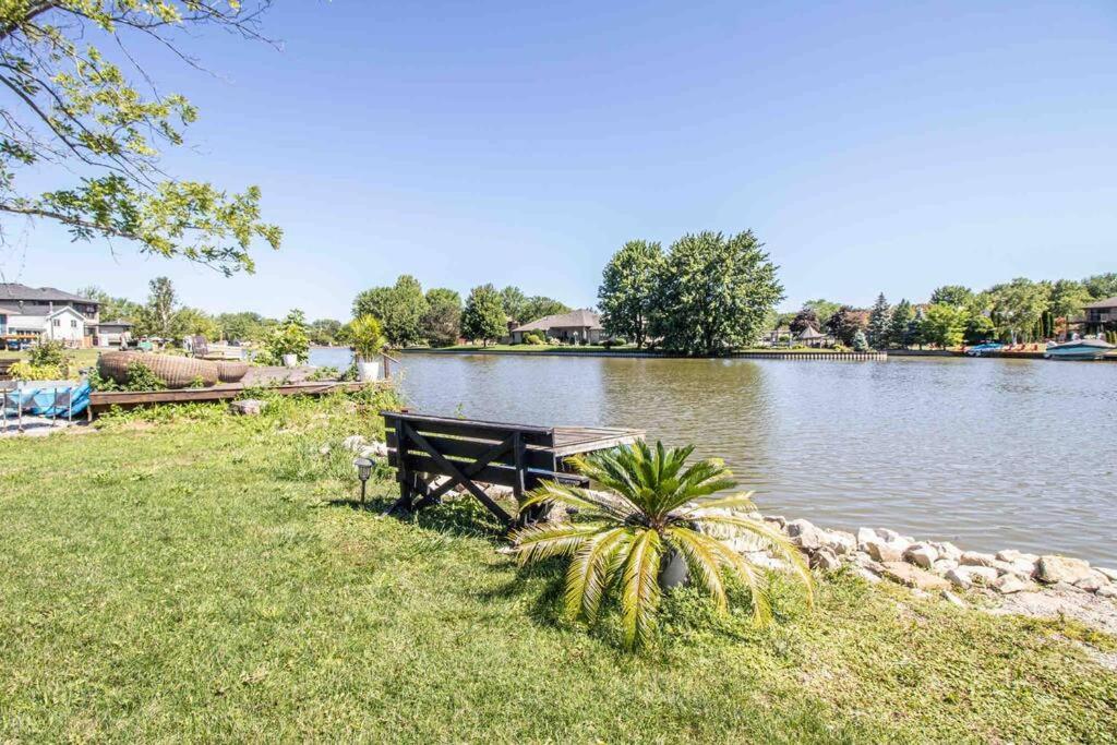 2 Bedroom Getaway On The River/Close To Marina Belle River Exterior photo