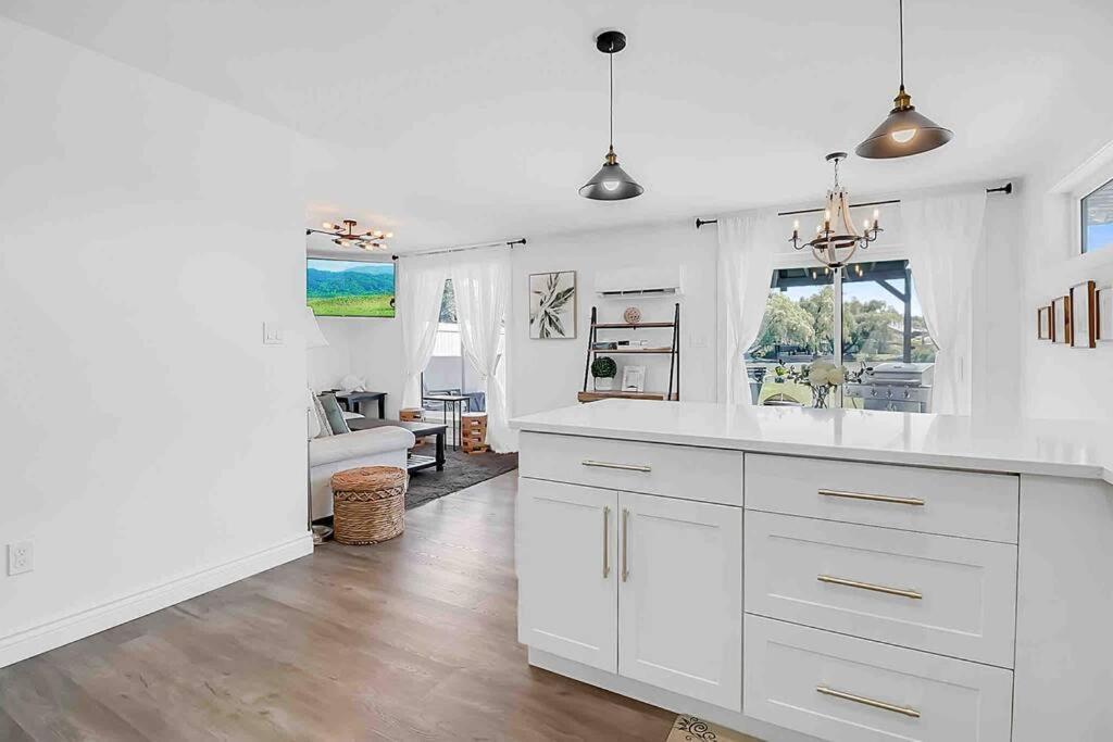 2 Bedroom Getaway On The River/Close To Marina Belle River Exterior photo