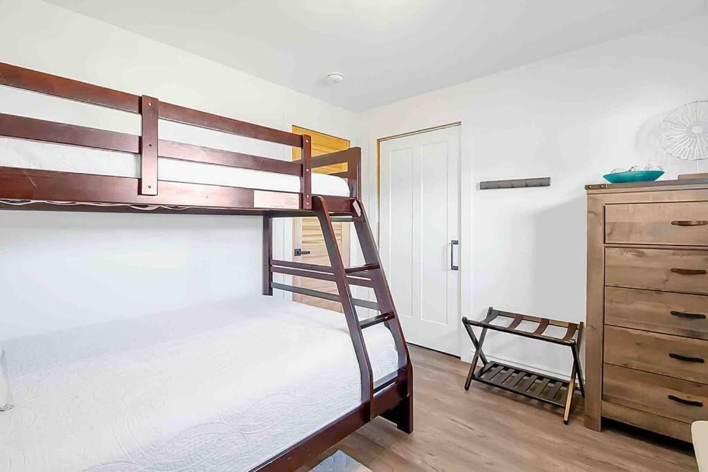 2 Bedroom Getaway On The River/Close To Marina Belle River Exterior photo